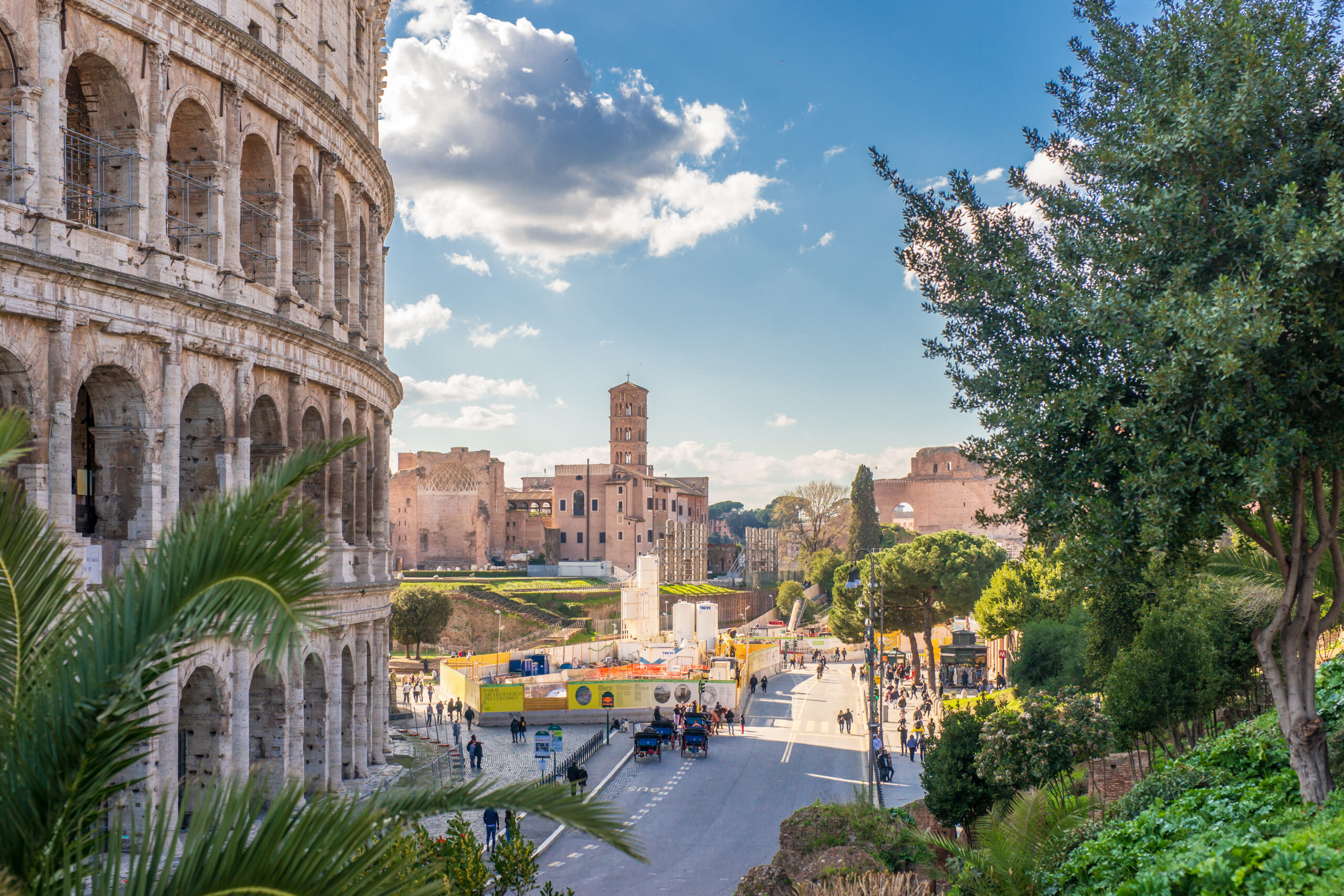 A Colosseum oldala háttérben a Forum Romanum.
