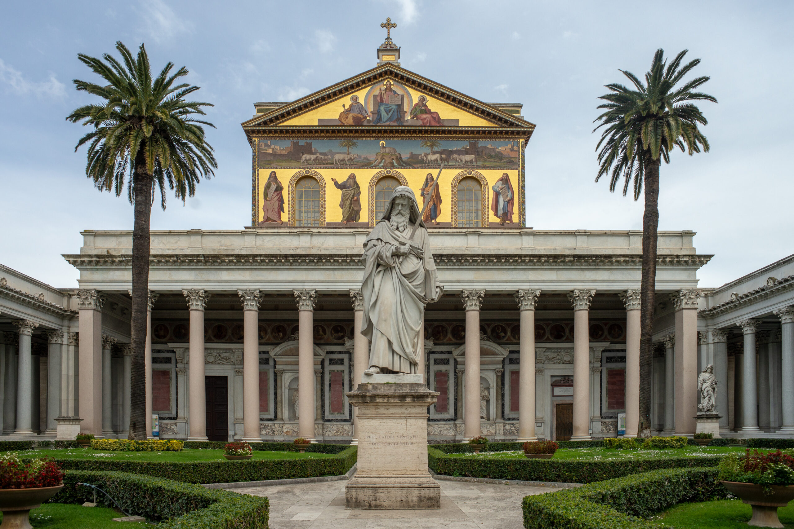 Pál apostol hagyomány szerinti temetkezési helye fölé építették Róma második legnagyobb bazilikáját, a San Paolo fuori le mura-t. Neve magyarul 'Falakon kívüli Szent Pál', mely arra utal, hogy építésekor még a város falain kívül helyezkedett el.