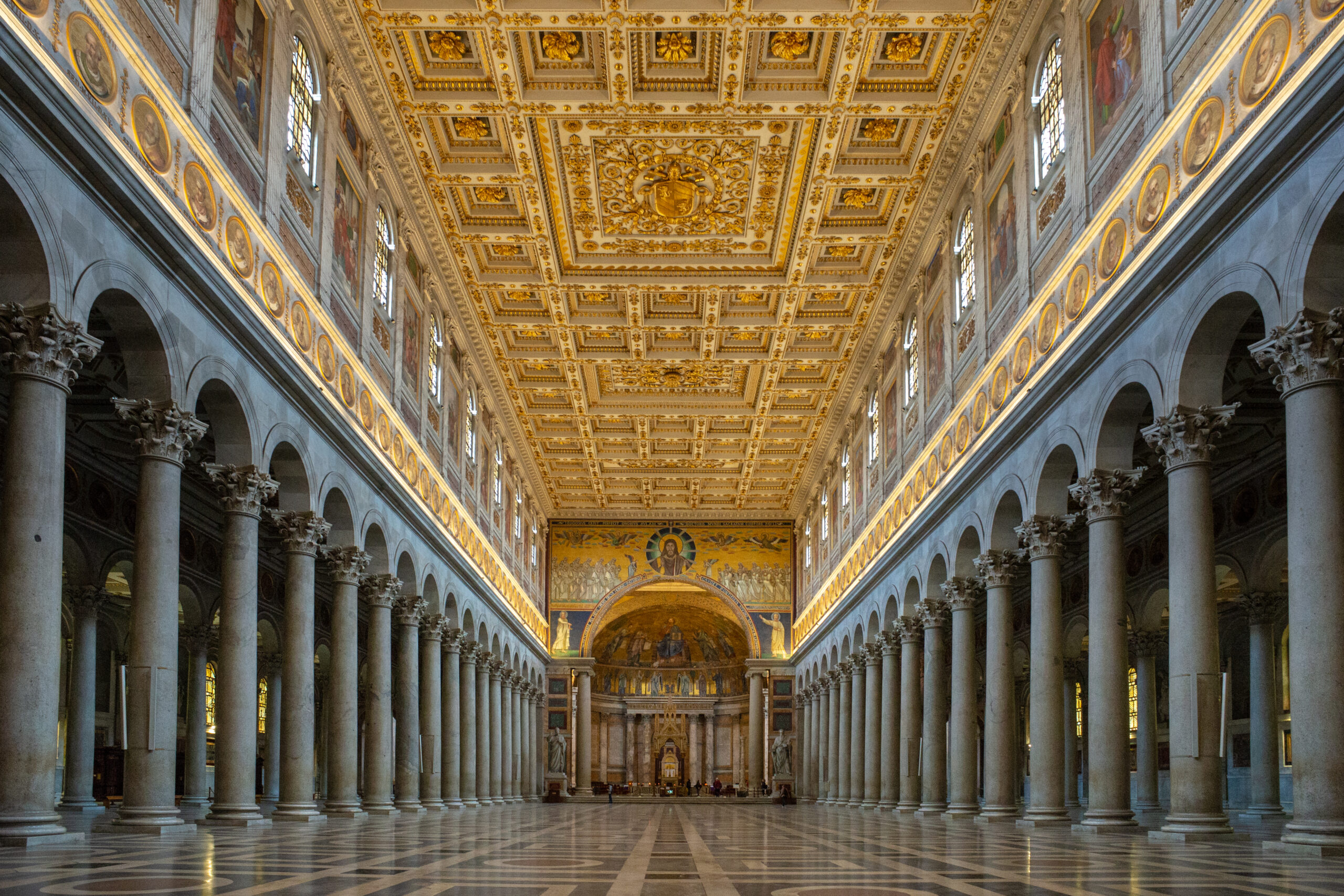 A San Paolo fuori le mura bazilika oszlopsora. A két oldalt látható körökben a pápák képmásai láthatóak I. Pétertől...