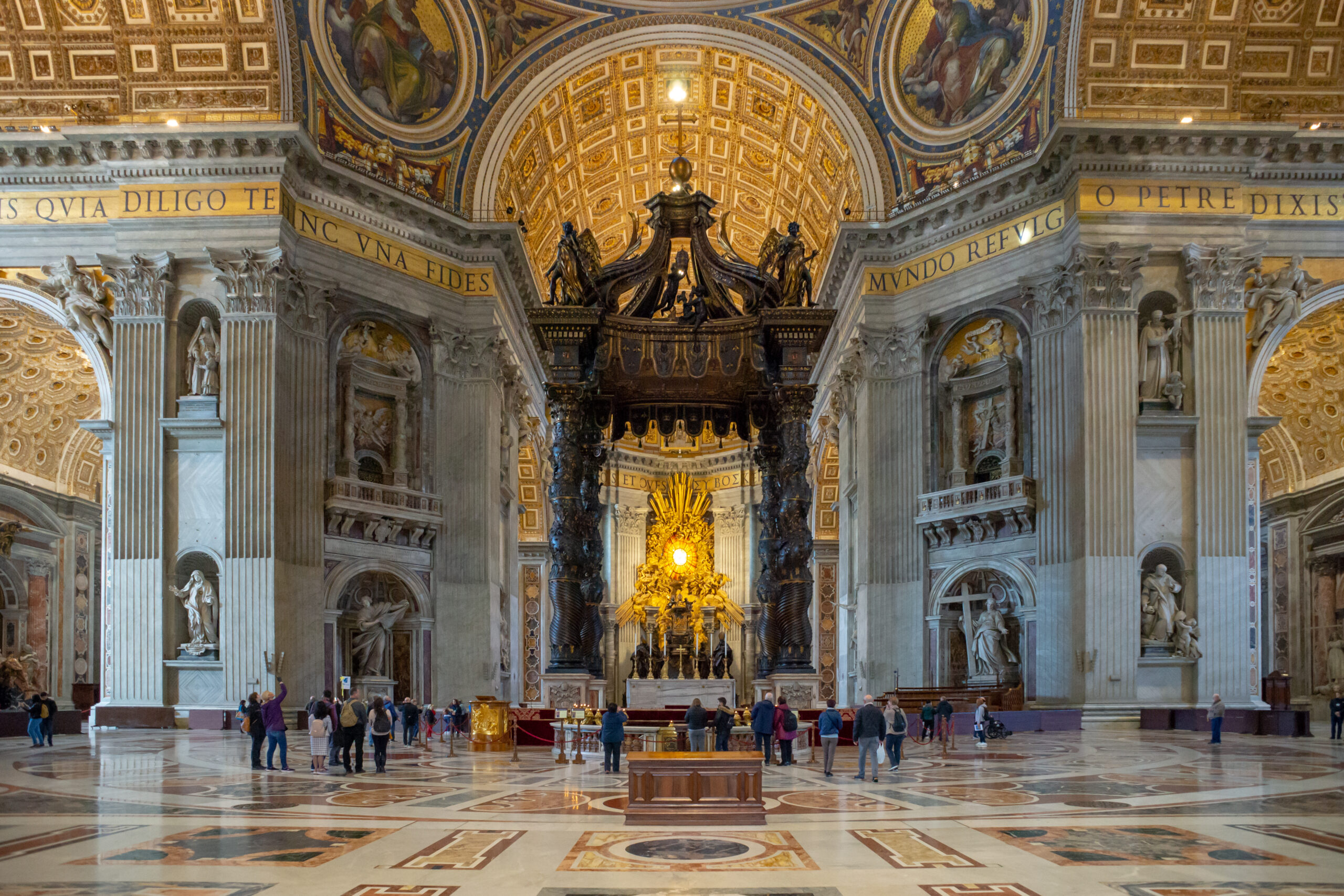 Szent Péter sírja fölött magasodik Bernini remekműve, a bronzból készült baldachin.